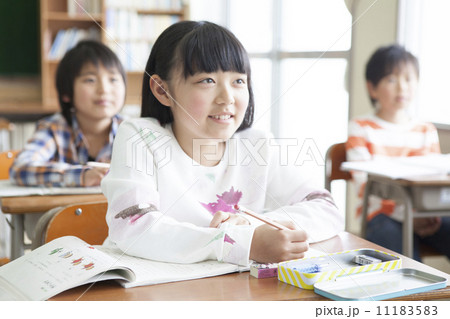 教室で勉強する小学生 11183583