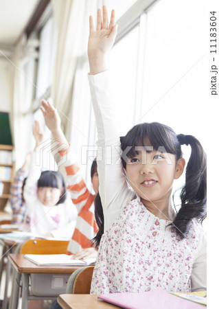 教室で授業を受ける小学生 11183604