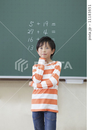 考える小学生 考える小学生 11183651