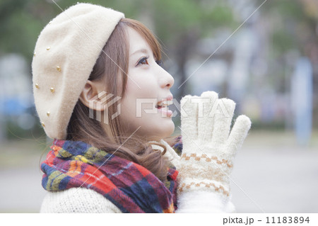 マフラーと手袋をする帽子を被った女性の写真素材 1114