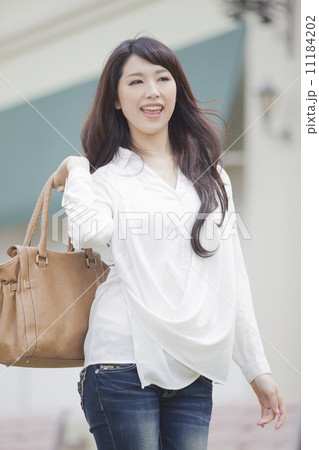 バッグを持つ女性 11184202