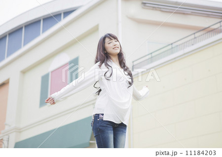 伸びをする女性 伸びをする女性 11184203