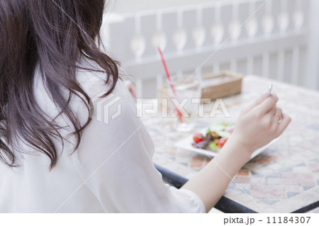 サラダを食べる女性 サラダを食べる女性 11184307