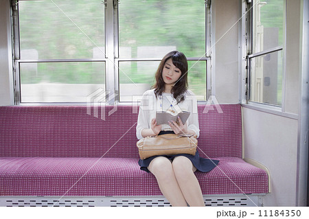 電車で本を読む女性 11184350
