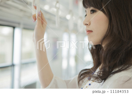 吊り輪を持つ女性 吊り輪を持つ女性 11184353