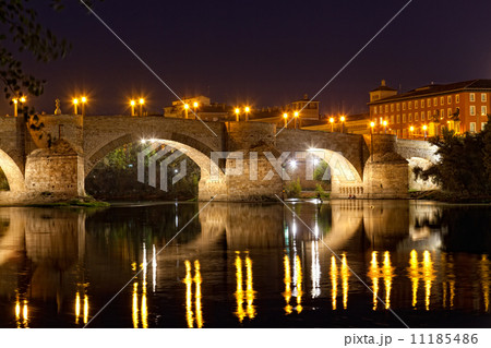 old stone bridge through the river Ebro in Zaragoza, Spain 11185486