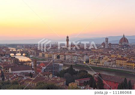Beautiful sunset over the river Arno in Florence, Italy, 11186068