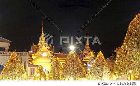 Grand Palace at night, the major tourism attraction in Bangkok, 11186189