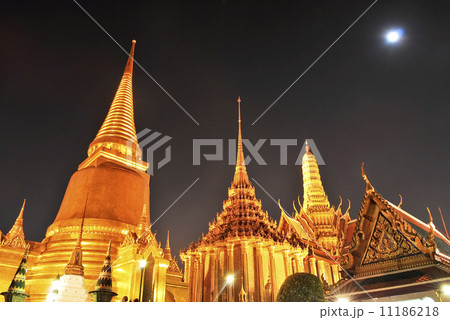 Wat pra kaew Grand palace at night bangkok,Thailand 11186218