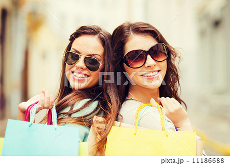 girls with shopping bags in ctiy 11186688