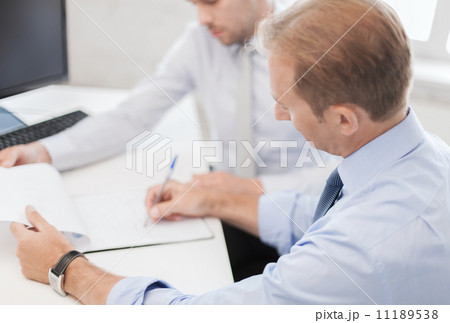businessmen with notebook on meeting 11189538
