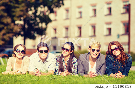 group of students or teenagers hanging out group of students or teenagers hanging out 11190818