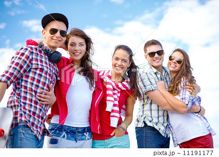 group of smiling teenagers hanging out 11191177