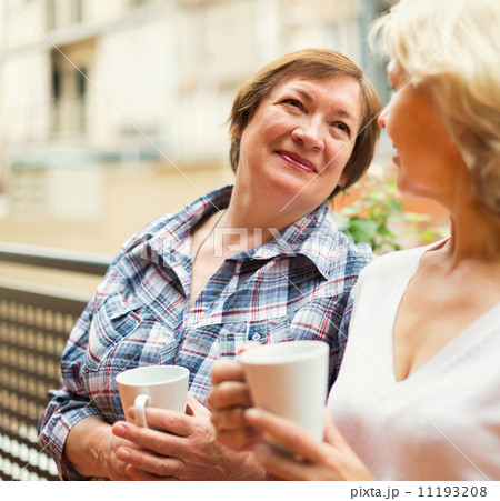Two seniore women drinking coffee 11193208
