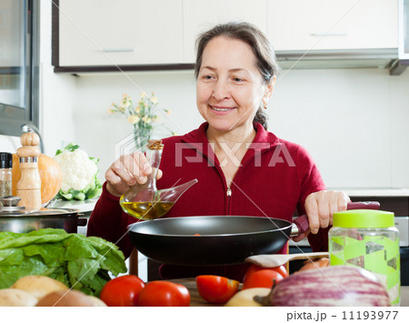 woman pouring oil into girdle 11193977