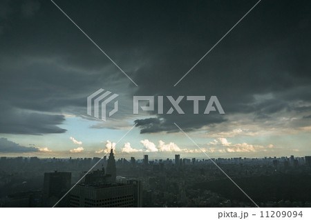 嵐につつまれる東京 11209094