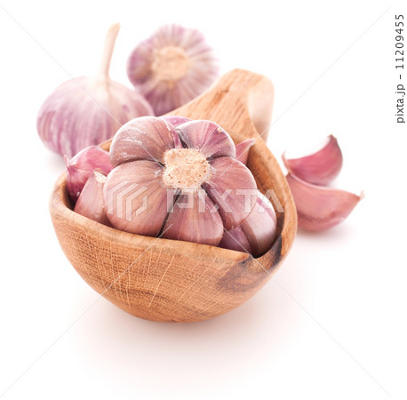 Garlic cloves in wooden bowl isolated on white background 11209455