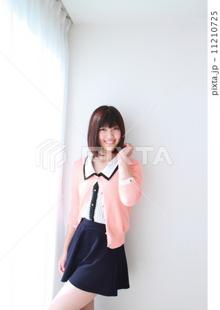 ボブヘアが似合う若い女性(ヘアカタログ編) ボブヘアが似合う若い女性(ヘアカタログ編) 11210725