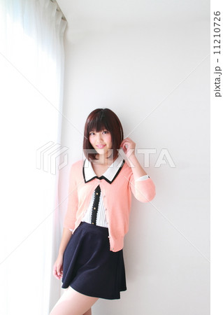 ボブヘアが似合う若い女性(ヘアカタログ編) ボブヘアが似合う若い女性(ヘアカタログ編) 11210726