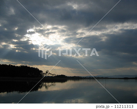雲の切れ間から差す光 11211313