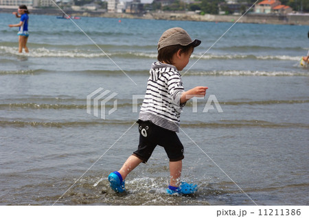 海岸で遊ぶ子供 海岸で遊ぶ子供 11211386