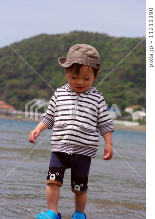 海岸で遊ぶ子供 11211390