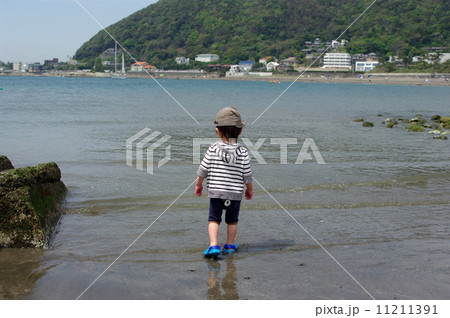 海岸で遊ぶ子供 海岸で遊ぶ子供 11211391