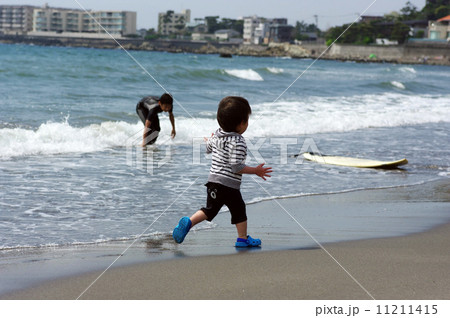 海岸で遊ぶ子供 11211415