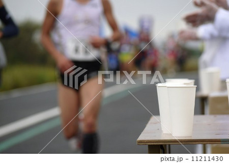 給水　マラソン　水分補給　マラソンランナー 11211430