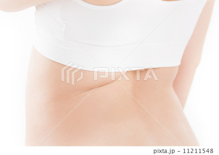 熱心にボディケアをするミドルの女性 11211548