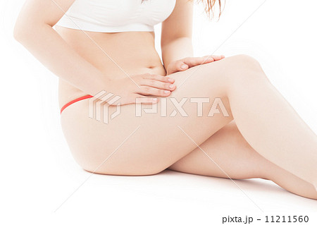 熱心にボディケアをするミドルの女性 11211560