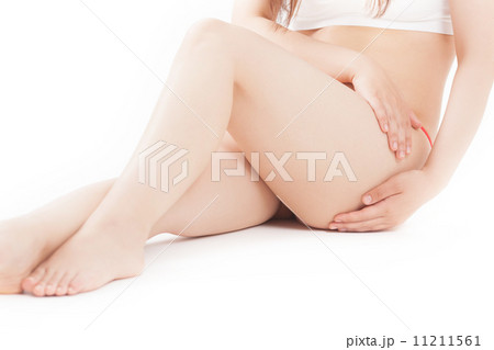 熱心にボディケアをするミドルの女性 熱心にボディケアをするミドルの女性 11211561