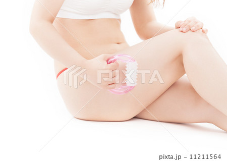 熱心にボディケアをするミドルの女性 11211564