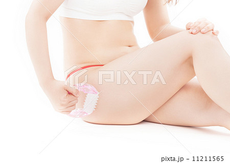 熱心にボディケアをするミドルの女性 11211565