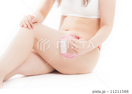 熱心にボディケアをするミドルの女性 11211566