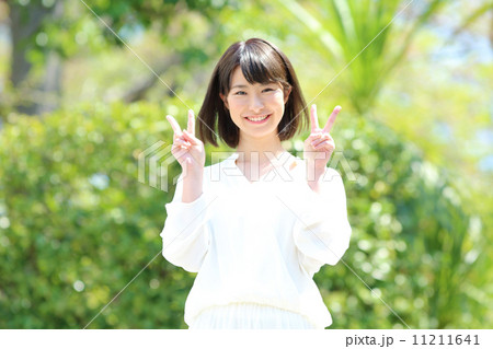 ピース・若い女性 11211641