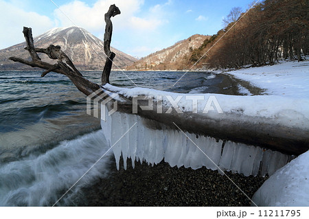 中禅寺湖畔の結氷と男体山 中禅寺湖畔の結氷と男体山 11211795