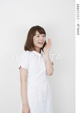 白衣を着た女性 11212889