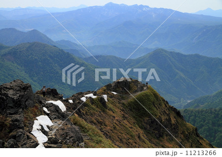 谷川岳・西黒尾根を登る登山者と武尊山 11213266