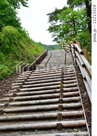 熊ノ平駅への木道階段の写真素材