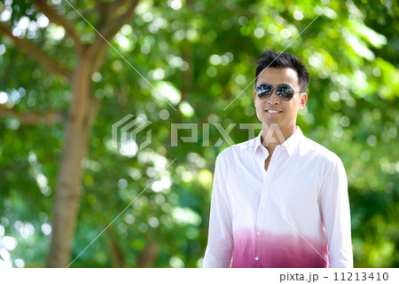 Young man in causal relaxing in a park 11213410