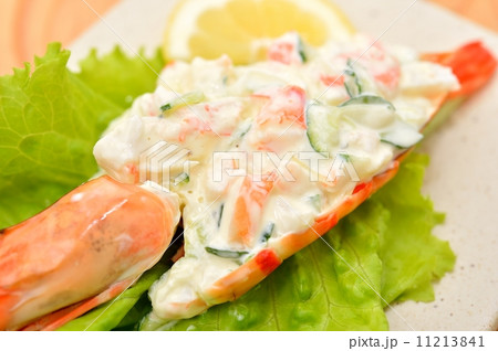 海老サラダ。ボイルした海老の身を、マヨネーズで和えた物。レタスとレモンを添えて。 海老サラダ。ボイルした海老の身を、マヨネーズで和えた物。レタスとレモンを添えて。 11213841
