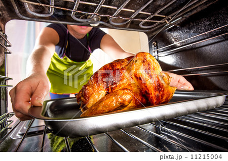 Cooking chicken in the oven at home. 11215004