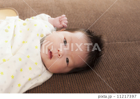 ソファの上の赤ちゃん 11217397