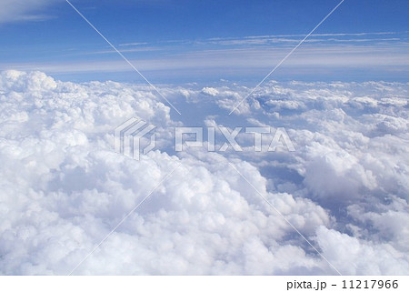 秋の太平洋上に発生し発達する雄大積雲と高層雲 11217966