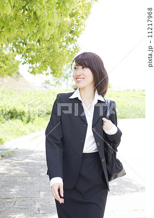 公園を歩くビジネスウーマン 11217968