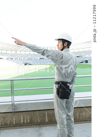 作業着とヘルメット姿の男性 11217999