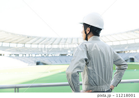 作業着とヘルメット姿の男性 作業着とヘルメット姿の男性 11218001