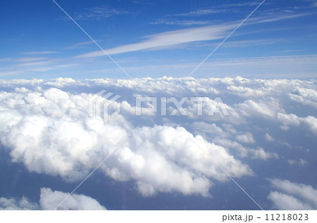 秋の太平洋上に発生し発達する積雲と高層雲 11218023