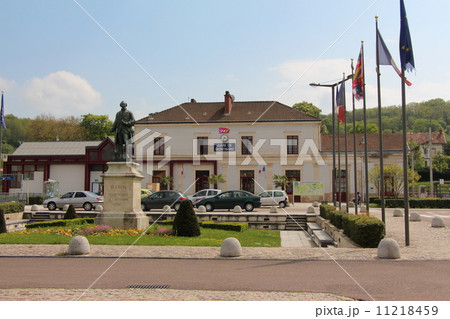 フランス　田舎の駅前 11218459